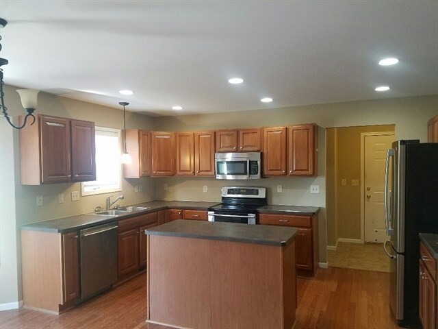 Building Photo - 211 Quail Cir