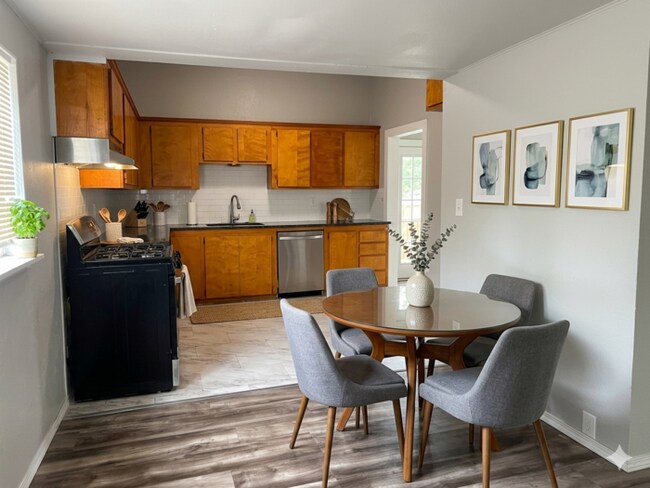 Foto del edificio - Vintage Charm Meets Modern Hosting: The Ultimate 4-Bedroom meets modern.