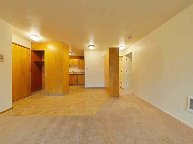 Building Photo - 2 Bedroom Apartment ~ Close to Campus ~ Ca...