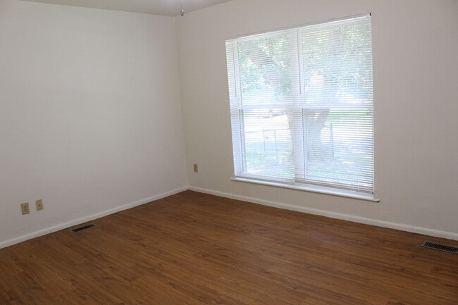 Building Photo - 1120 Lanore Dr