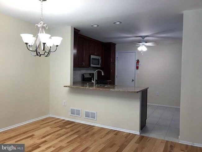 Building Photo - 12 Manor Dr