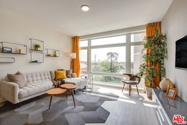 Foto del edificio - 515 W Broadway