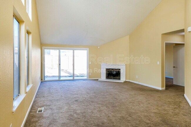 Building Photo - 3724 Gladstone Dr