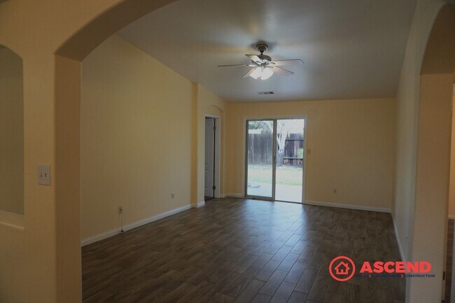 Foto del edificio - North Bakersfield 3 Bed + Den | Spacious Yard