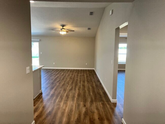 Foto del edificio - 3444 SW Funtuna St