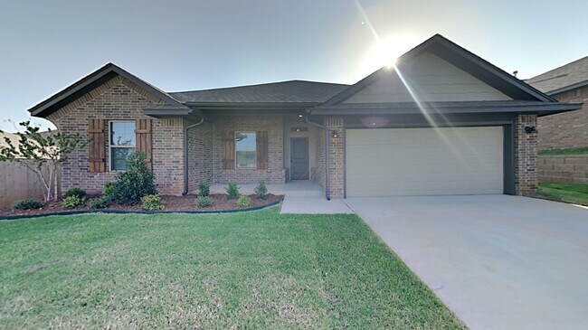 Building Photo - 4 Bedroom 2 Bathroom 2 Car Garage Home Cen...
