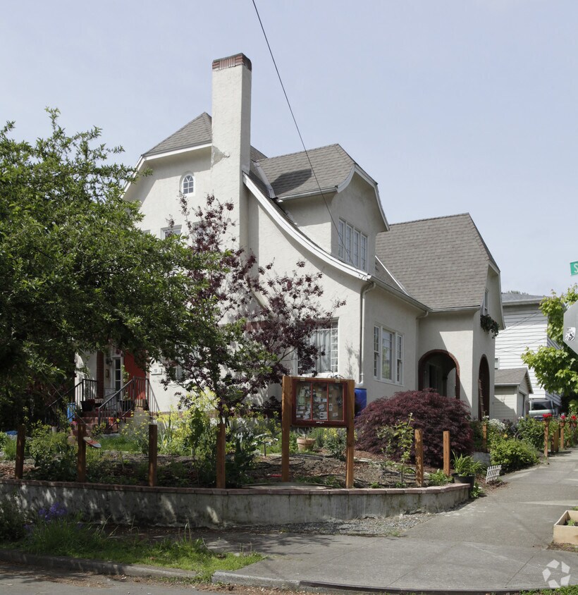 Building Photo - 307 SE 32nd Ave