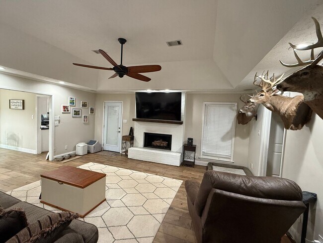 Foto del edificio - Home for Rent in Lake Forest in Millbrook
