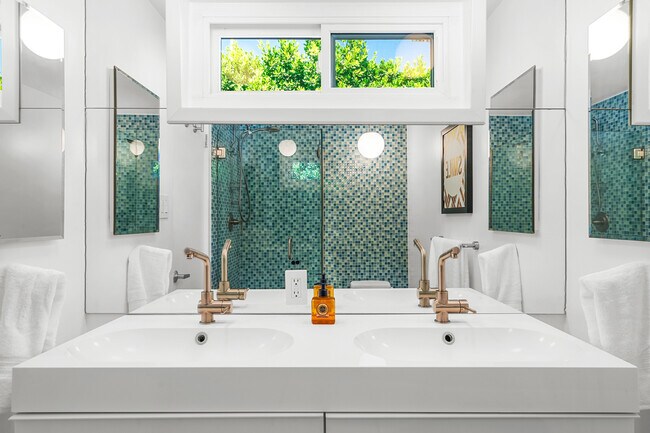 Building Photo - 2244 E Tahquitz Canyon Way
