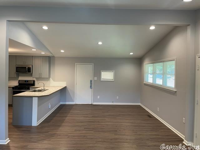 Building Photo - 18 Meadowbrook Dr