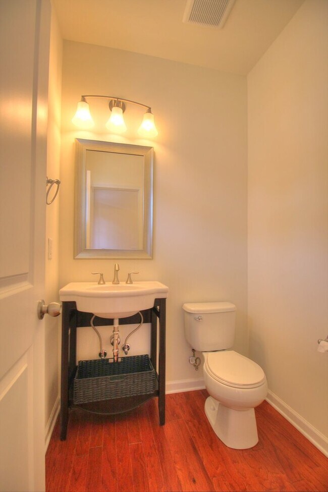 Foto del edificio - Gorgeous 3 Bedroom/ 2.5 Townhome with Garage!