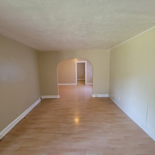 Building Photo - Cozy east side 3 bedroom!