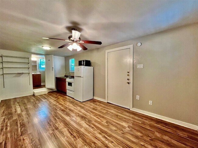 Foto del edificio - 904 1/2 Denton Street Unit