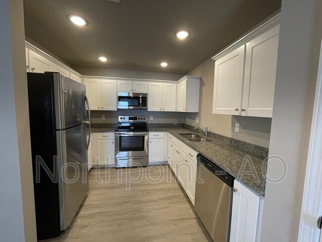 Building Photo - 208 SW Sunflower St