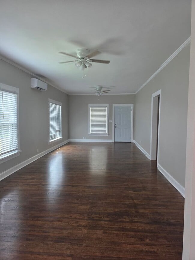 Building Photo - Be the first to lease this Bungalow Beauty!