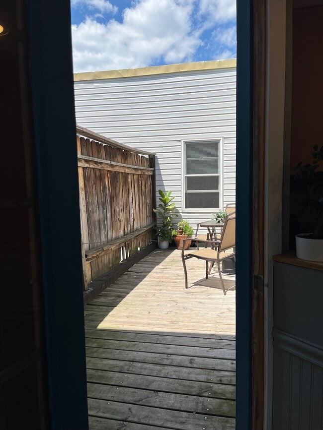 Outdoor Atrium Left - 2332-2 E Carson St