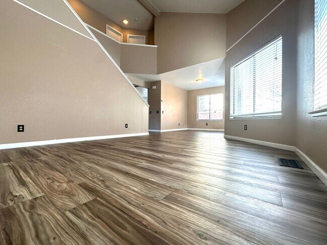 Building Photo - Lovely 3 Bed, 2.5 Bath with SOLAR and Comm...