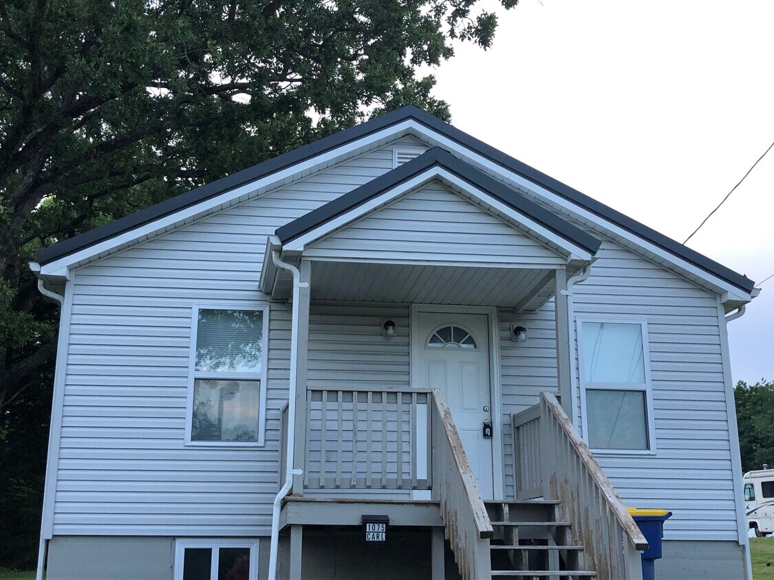 1075 Carl St, Saint Clair, MO 63077