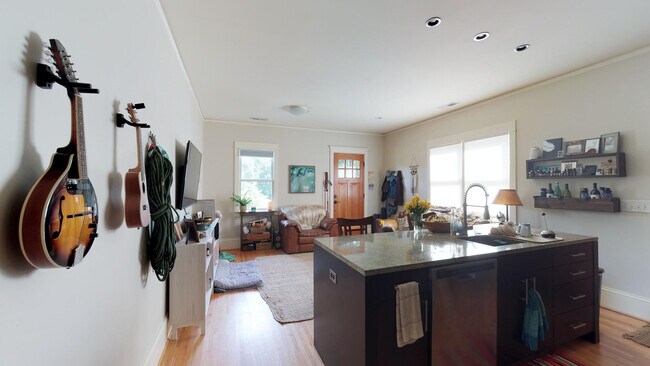 Foto del edificio - Updated Wilmore Duplex - Just Minutes to Uptown !