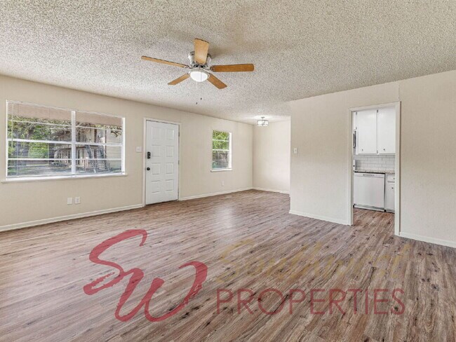 Foto del edificio - Location! Location! Easy walk to campus! 3 bedroom duplex!