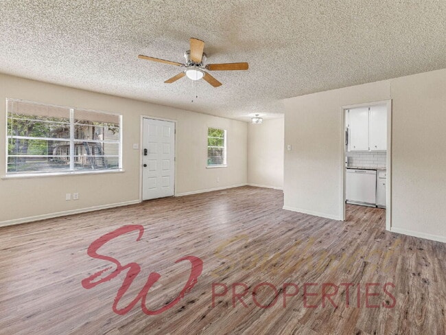 Building Photo - Location! Location! Easy walk to campus! 3 bedroom duplex!