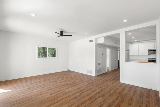 Foto del edificio - 1301 N Poinsettia Pl