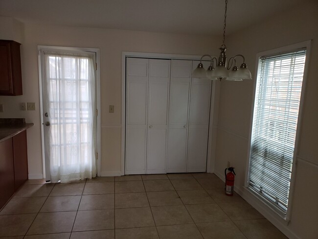 Building Photo - Spacious 2 bedroom, 2.5 bath townhome