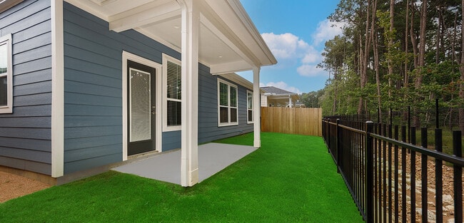 Cottage Home Backyard - The Cottage Green - Baytown