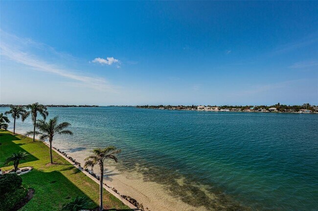 Building Photo - 6085 Bahia Del Mar Cir