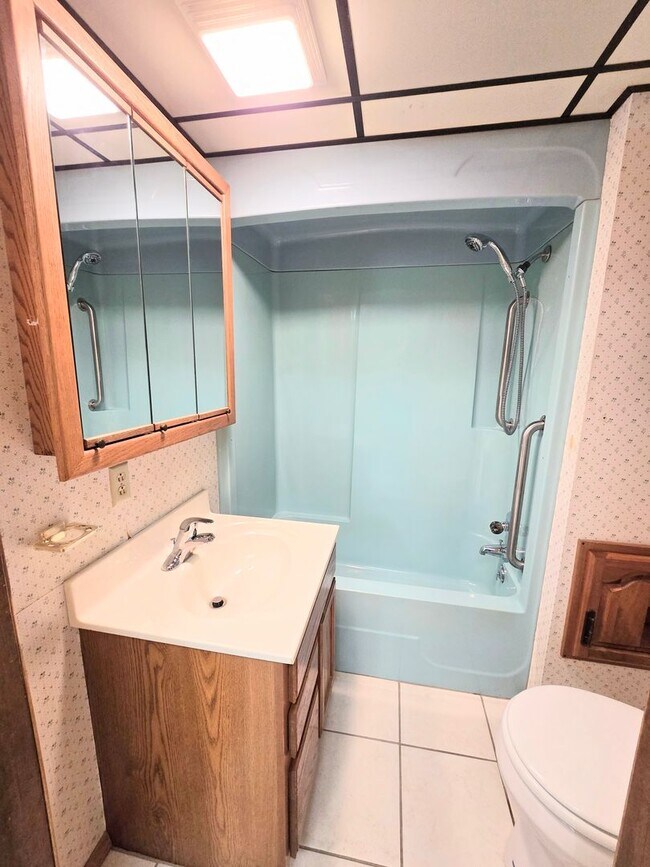 Foto del edificio - Charming 2-Bedroom Home with Fenced Yard, ...