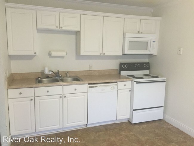 Building Photo - 2300 Twelve Oaks Dr