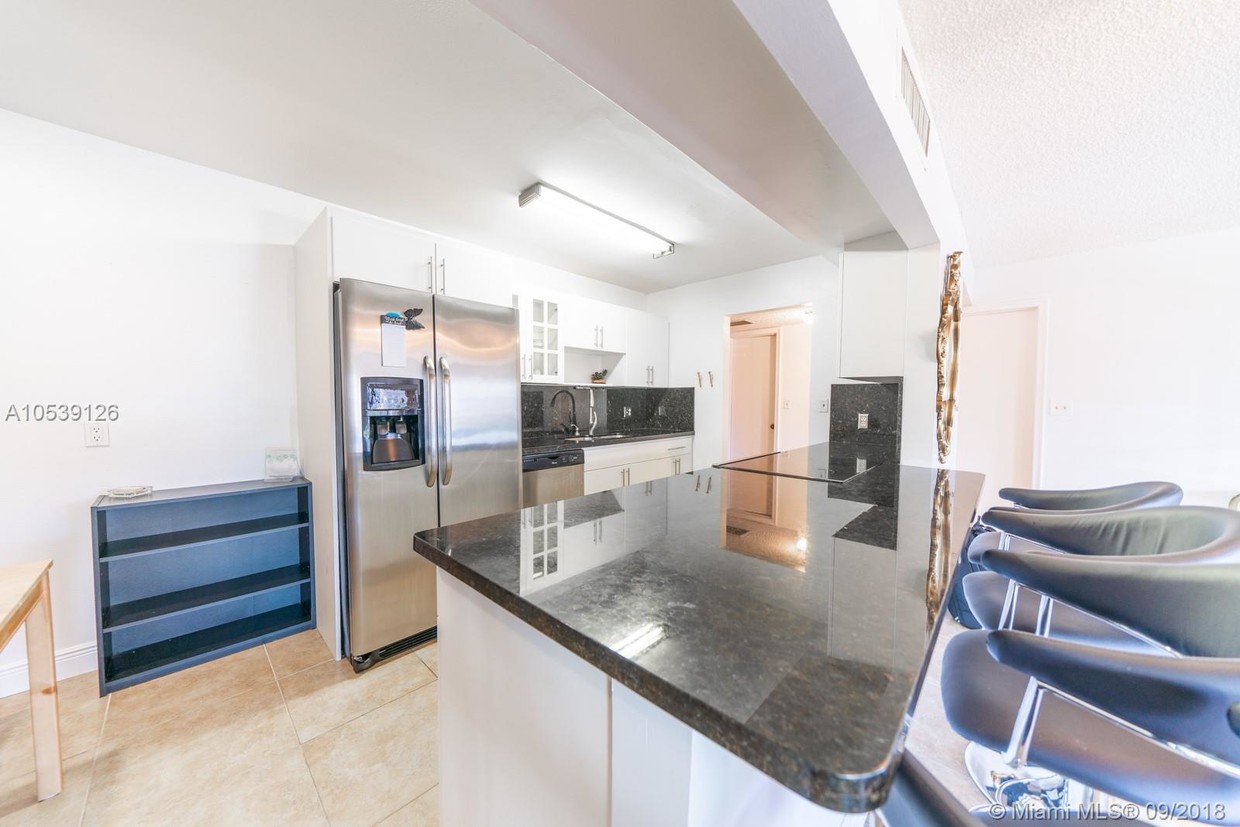 Foto principal - HALLANDALE GARDENS CONDO UNIT
