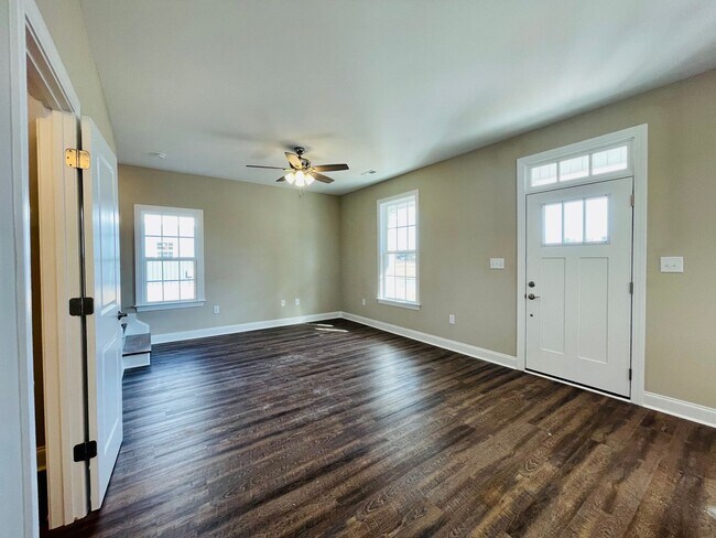 Foto del edificio - Almost New 2 story cottage home in the hea...