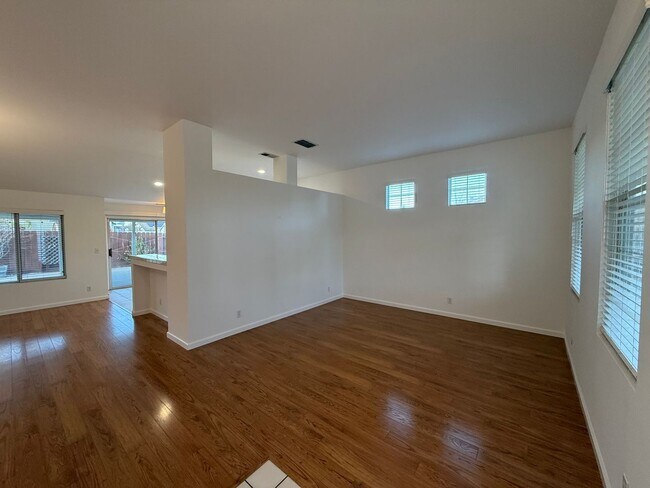 Foto del edificio - Single story with 3-car Garage!!