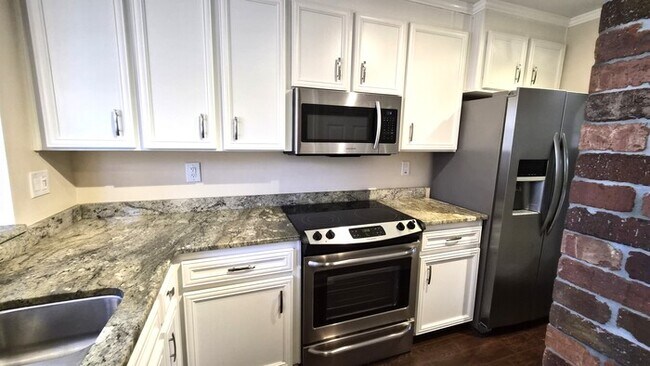 Foto del edificio - Great Two Bedroom Townhouse Convenient to Downtown Greenville!