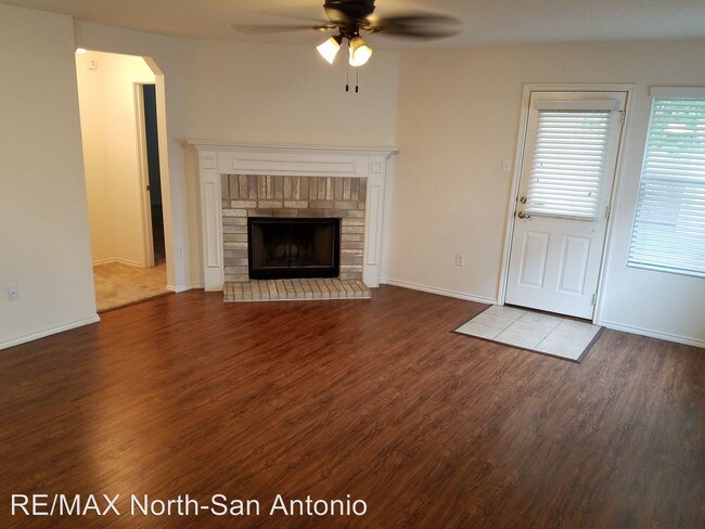 Foto del edificio - 3 br, 2 bath House - 7954 Oakwood Pines