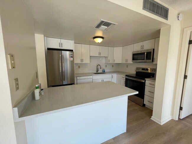 Foto del edificio - 85 Brainerd Rd