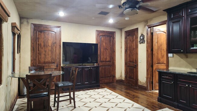 Foto del edificio - Fully Furnished! Charming 1BED/1BATH priva...