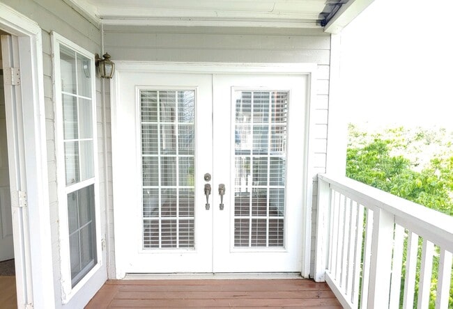 Building Photo - 3 Bedroom 2 Bath Condo