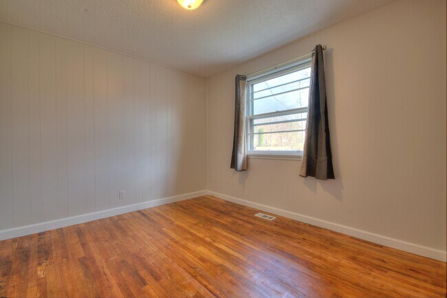 Building Photo - 71 Trowbridge Ln