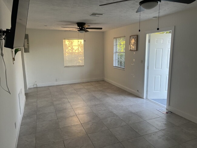 Foto del edificio - Updated 3/1 Home for Rent Close to Downtown Fort Myers Fun & Dining!