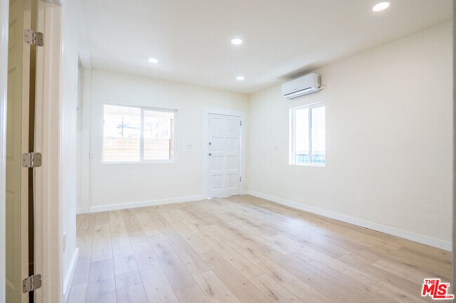 Building Photo - 1245 S Berendo St