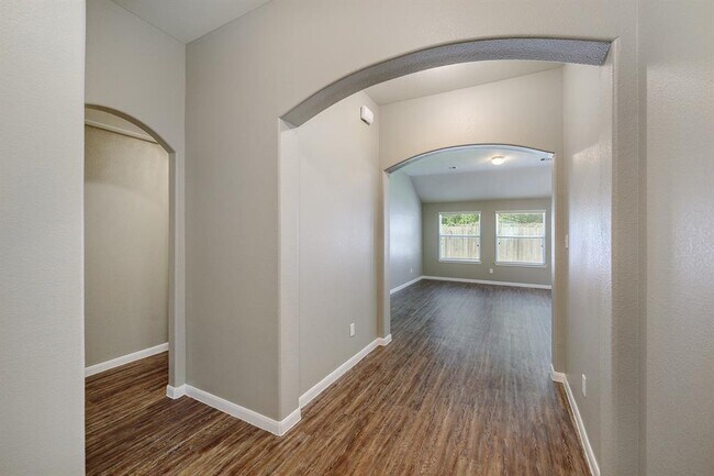 Building Photo - 8 Shady Oak Ln