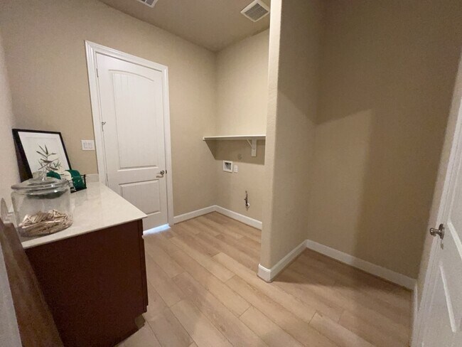Foto del edificio - 5602 Caracara St