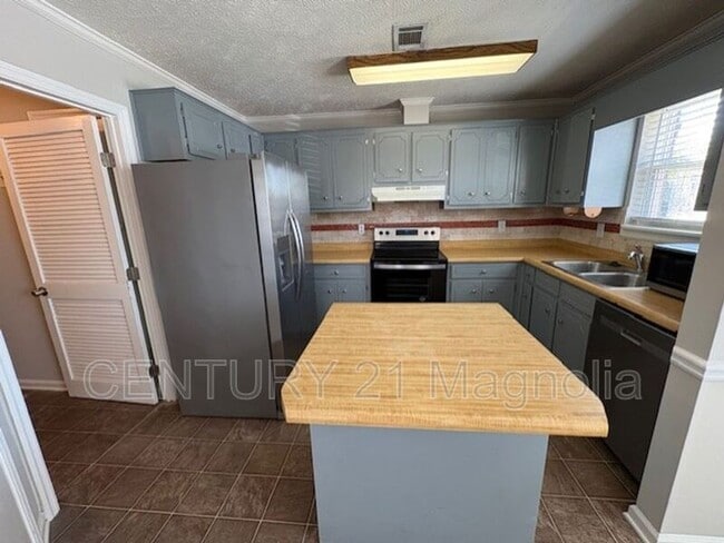 Building Photo - 3909 Almon Dr