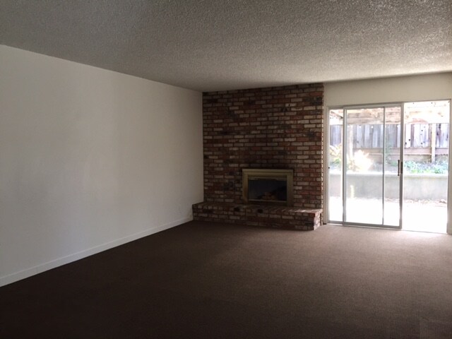 Sala de estar con chimenea - 1347 Monte Vista Ave
