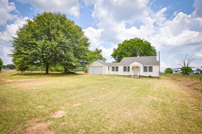Foto del edificio - 2 Bedroom 1 Bath On Acreage in Lindale ISD!