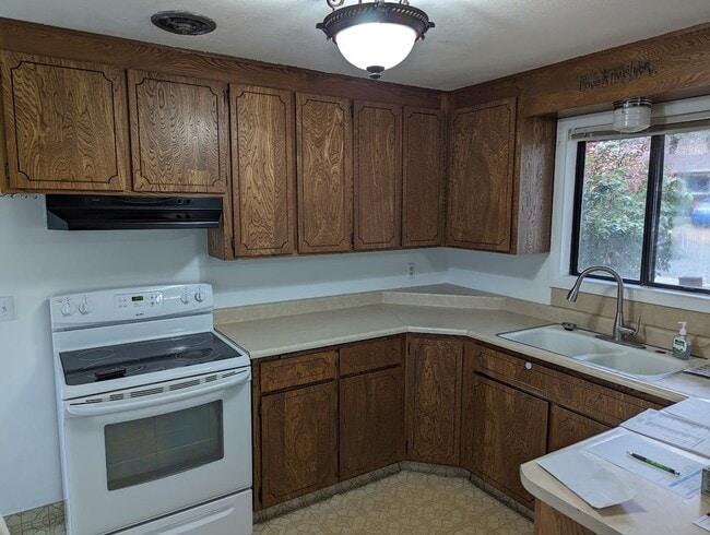 Building Photo - **PENDING** Spacious pet-friendly Clarksto...