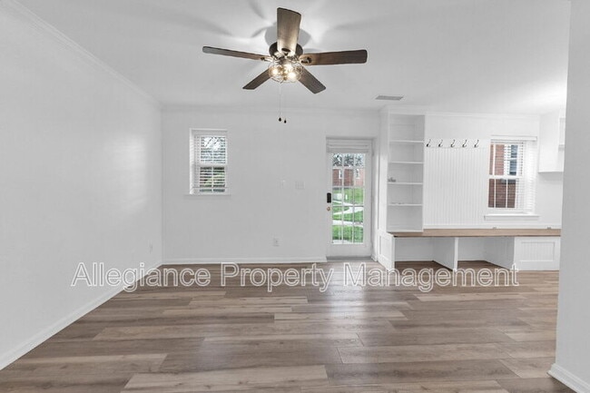 Building Photo - 1301 E Abingdon Dr