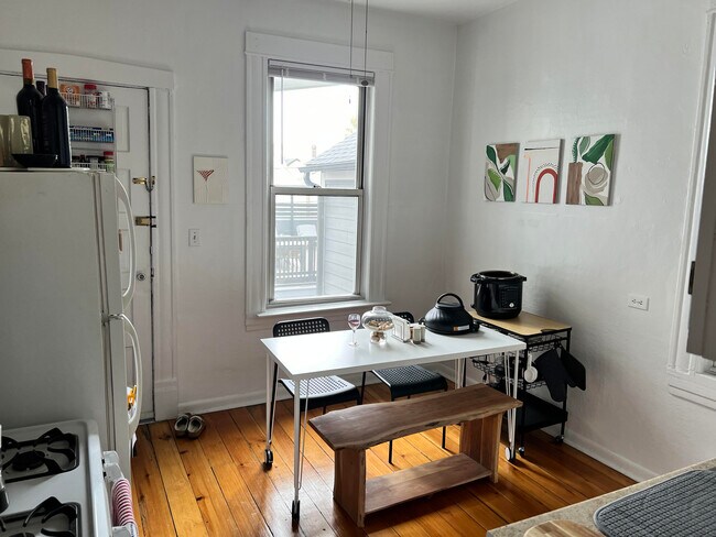Building Photo - 2222 W Dickens Ave